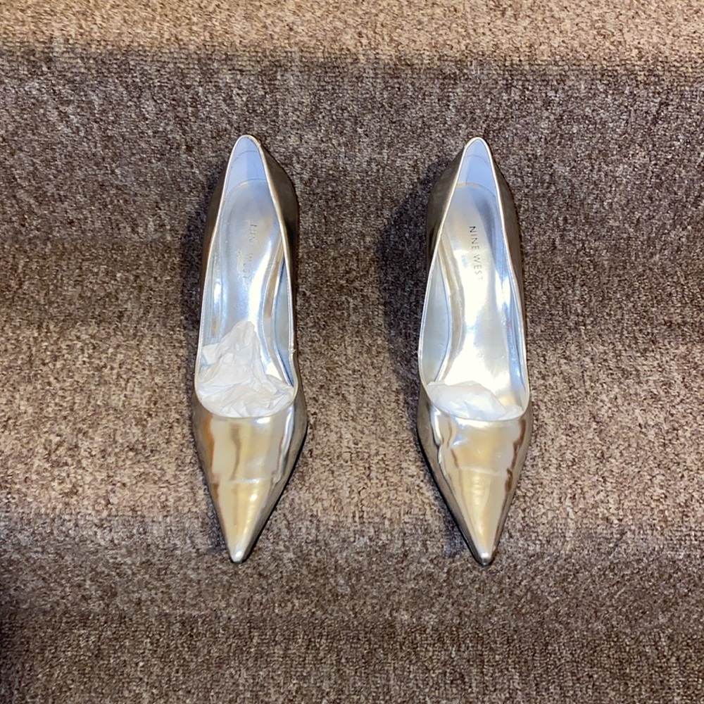🤍🩶🤍EUC Nine West Silver Dress Pumps